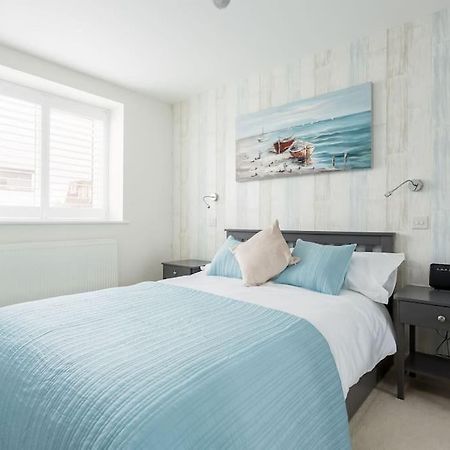 Stunning 2 Bed Apartment, Fabulous Sea View & 2 Minutes To Beach With Parking Борнмут Экстерьер фото