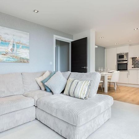 Stunning 2 Bed Apartment, Fabulous Sea View & 2 Minutes To Beach With Parking Борнмут Экстерьер фото