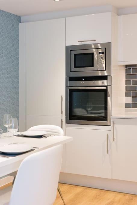 Stunning 2 Bed Apartment, Fabulous Sea View & 2 Minutes To Beach With Parking Борнмут Экстерьер фото