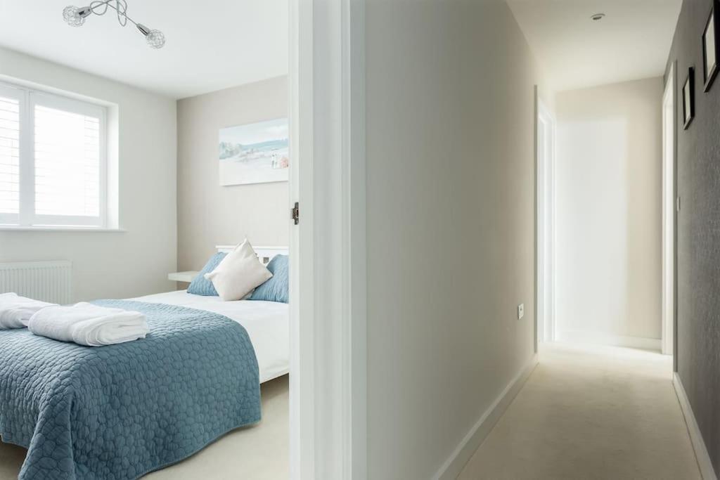 Stunning 2 Bed Apartment, Fabulous Sea View & 2 Minutes To Beach With Parking Борнмут Экстерьер фото