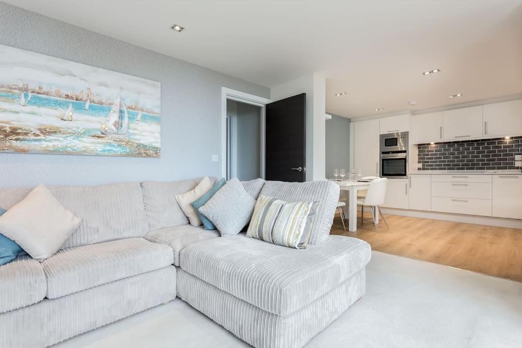 Stunning 2 Bed Apartment, Fabulous Sea View & 2 Minutes To Beach With Parking Борнмут Экстерьер фото