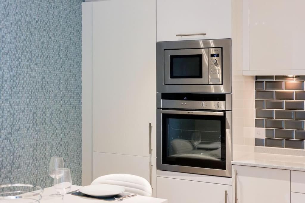 Stunning 2 Bed Apartment, Fabulous Sea View & 2 Minutes To Beach With Parking Борнмут Экстерьер фото