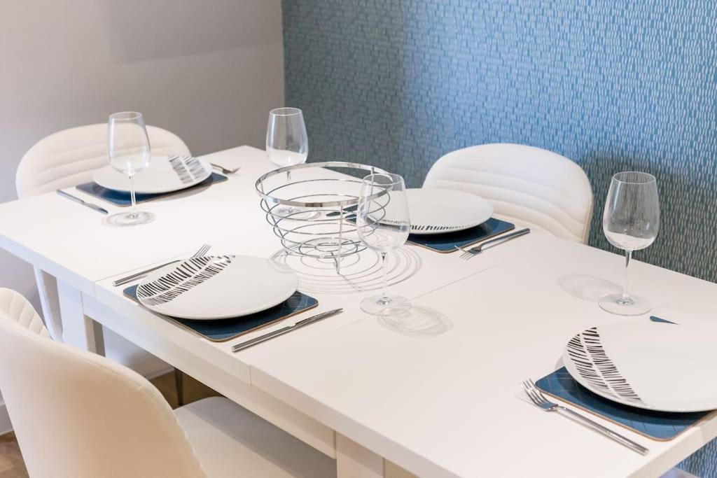 Stunning 2 Bed Apartment, Fabulous Sea View & 2 Minutes To Beach With Parking Борнмут Экстерьер фото