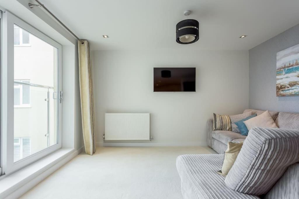 Stunning 2 Bed Apartment, Fabulous Sea View & 2 Minutes To Beach With Parking Борнмут Экстерьер фото