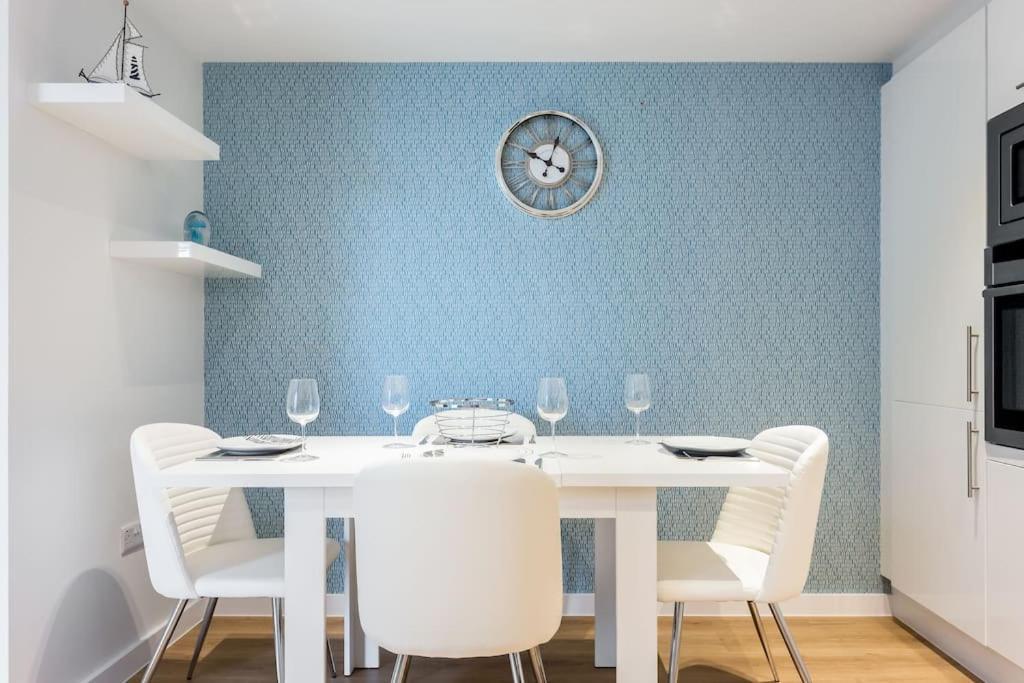 Stunning 2 Bed Apartment, Fabulous Sea View & 2 Minutes To Beach With Parking Борнмут Экстерьер фото