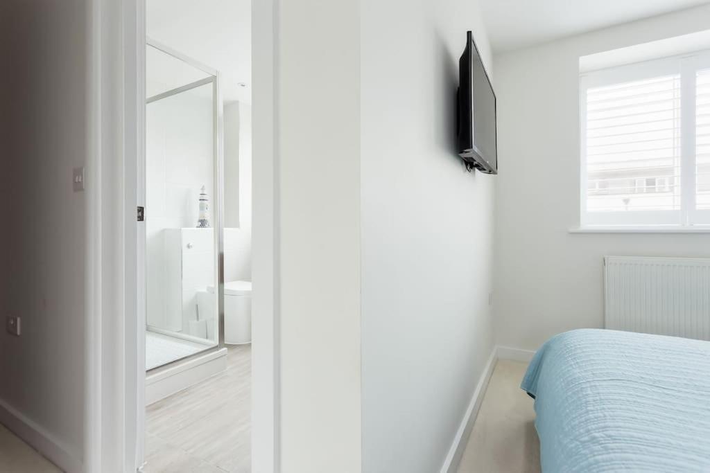 Stunning 2 Bed Apartment, Fabulous Sea View & 2 Minutes To Beach With Parking Борнмут Экстерьер фото
