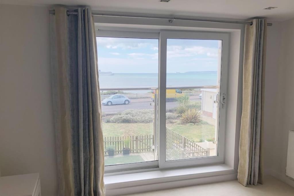 Stunning 2 Bed Apartment, Fabulous Sea View & 2 Minutes To Beach With Parking Борнмут Экстерьер фото